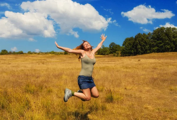 Giovane donna felice in un campo — Foto Stock