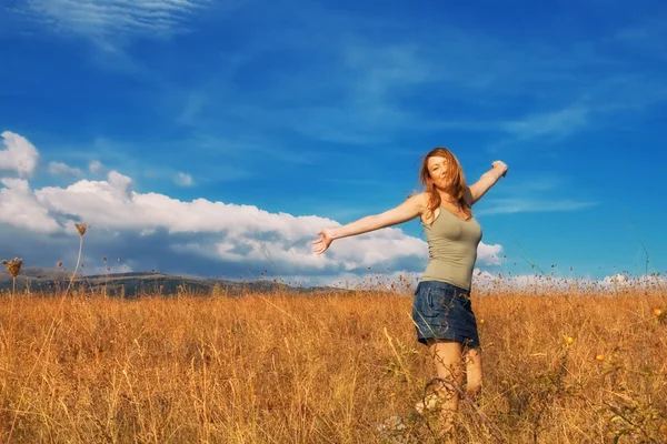 Joyeux jeune femme dans un champ — Photo