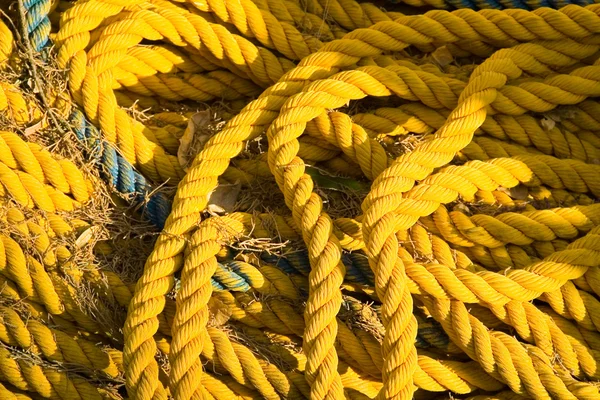 Желтая веревка — стоковое фото