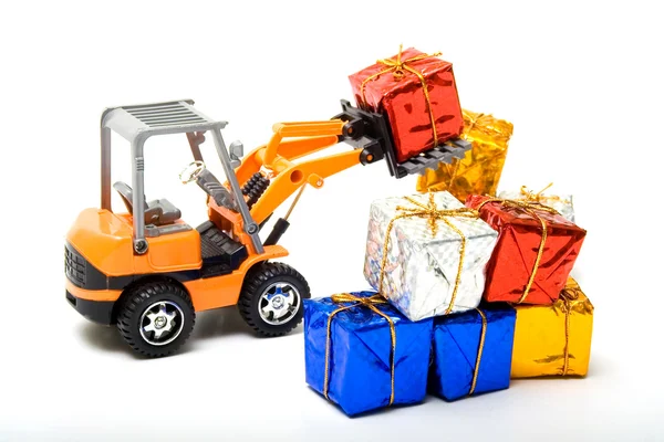 Φορτηγά Παιχνίδι Μοντέλο Μετατοπίστηκε Δώρα Τυλιγμένο Γυαλιστερό Έγχρωμο Χαρτί Και — Φωτογραφία Αρχείου