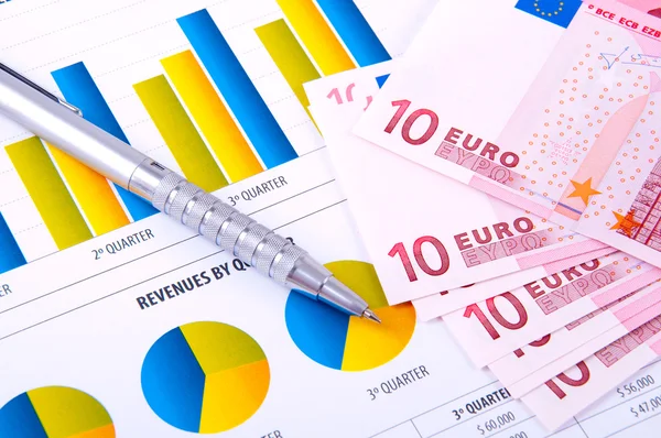 财务分析与图表和欧洲货币 — 图库照片