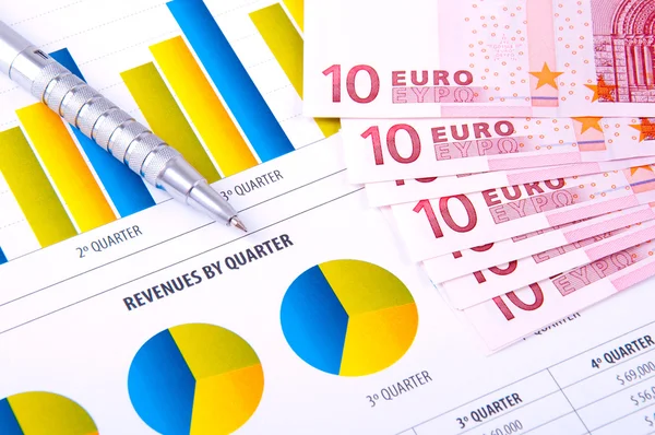 Finanční analýza s grafy a evropské měny — Stock fotografie