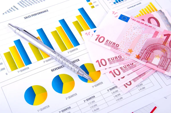 Finansiell analys med diagram och europeisk valuta — Stockfoto