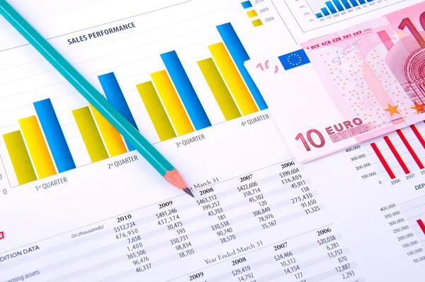 Analisi finanziaria con grafici e valuta europea — Foto Stock