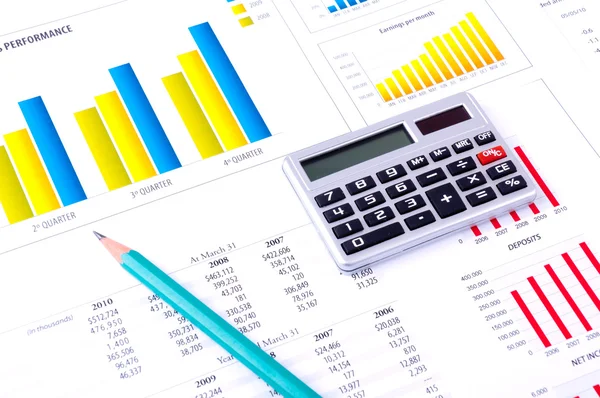 Finanzanalyse mit Diagrammen und Daten — Stockfoto