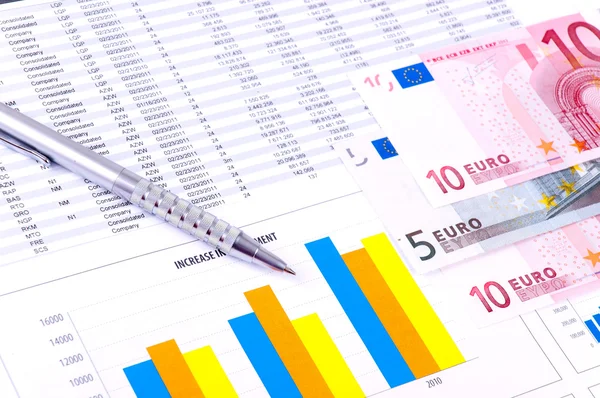 Finanzanalyse mit Charts und europäischer Währung — Stockfoto