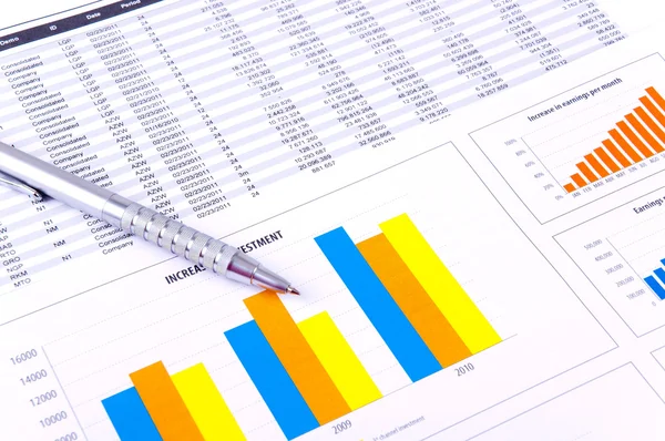 Financiële analyse met grafieken — Stockfoto