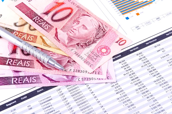 Finansiell analys med diagram och pengar från Brasilien — Stockfoto