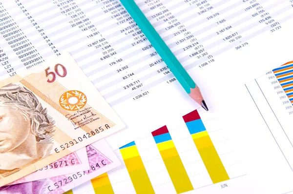 Finanzanalyse mit Charts und Geld aus Brasilien — Stockfoto