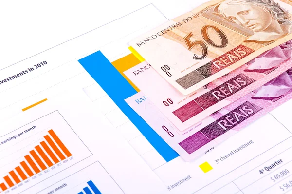 Análisis financiero con gráficos y dinero de Brasil — Foto de Stock