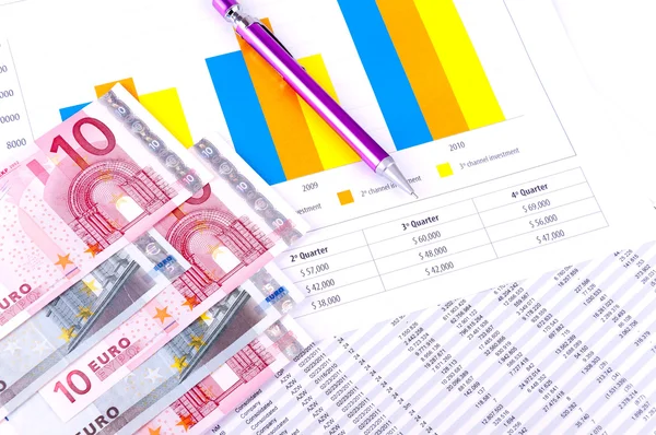 Análisis financiero con gráficos y moneda europea —  Fotos de Stock
