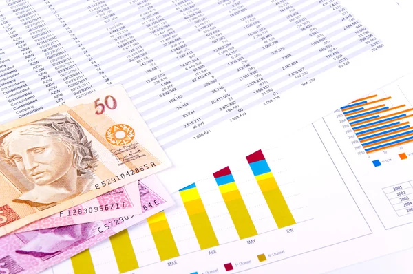 Financiële analyse met grafieken en geld uit Brazilië — Stockfoto
