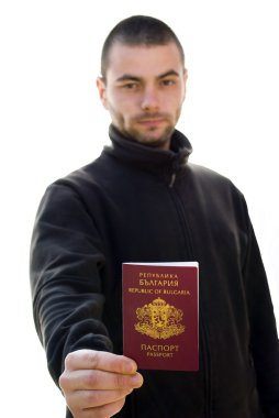 genç adam tutarak pasaportu