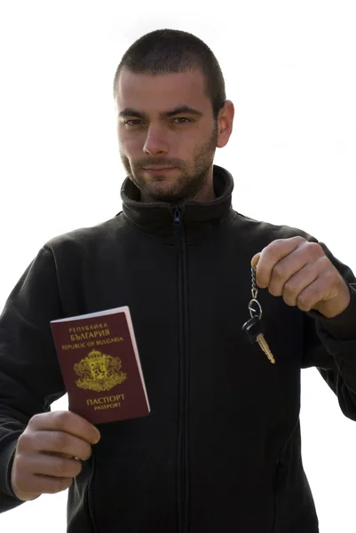 Giovane in possesso di passaporto e chiave — Foto Stock
