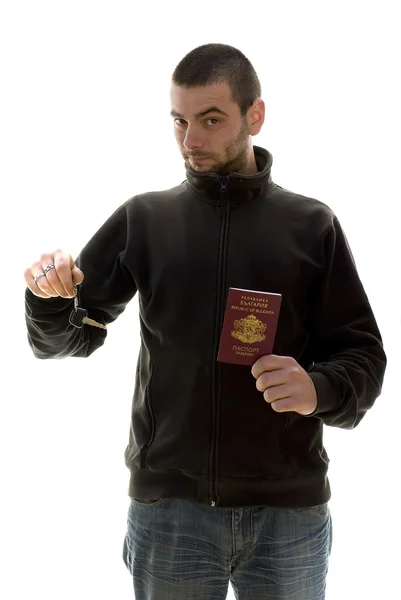 Jovem portador de passaporte e chave — Fotografia de Stock