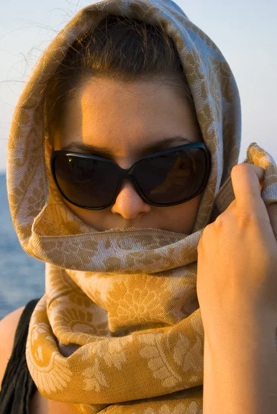 Vacker kvinna med halsduk — Stockfoto