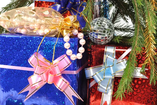 Vánoční stromeček a dárky. — Stock fotografie