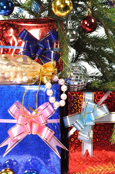 Árbol de Navidad y regalos. — Foto de Stock