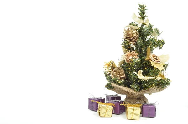 Navidad Verde Tres Con Regalos Aislado Sobre Fondo Blanco — Foto de Stock