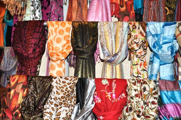 トルコ イスタンブール グランド バザール トルコイスタンブールカパルチャルシュ パシュミナ 販売のための絹のスカーフ — ストック写真