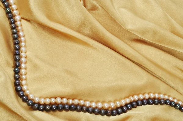 Sfondo Seta Oro Con Collana Perle Esso — Foto Stock