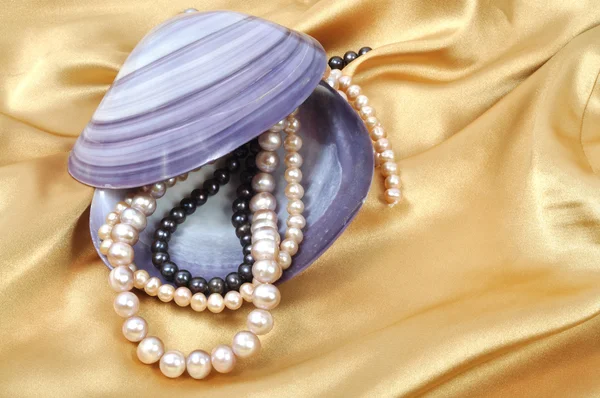Fondo Seda Dorada Con Collar Perlas —  Fotos de Stock