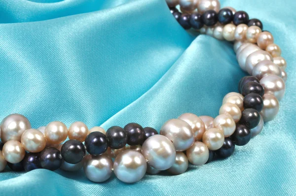 Silk and pearls — Stock Photo, Image