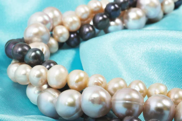 Sfondo Seta Blu Con Collana Perle Esso — Foto Stock