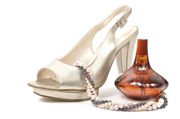 Kadın Ayakkabı Inci Kolye Beyaz Zemin Üzerine Parfüm — Stok fotoğraf