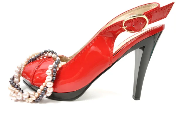 Frau Roter Schuh Mit Perlenkette Auf Weißem Hintergrund — Stockfoto