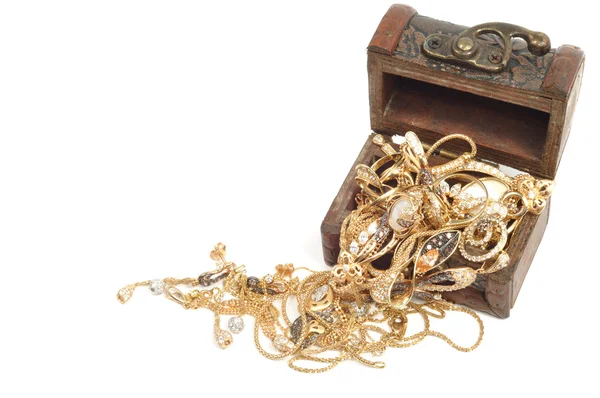 Módní Zlaté Šperky Dřevěné Krabici Izolovaných Bílém Pozadí — Stock fotografie