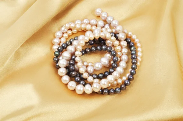 Gold Silk Background Pearl Necklace — Stock Photo, Image