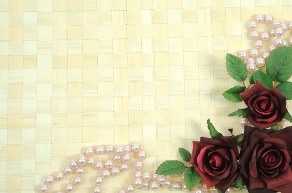 Roses and pearls — Stock Photo, Image