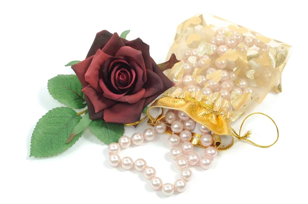 Roses and pearls — Stock Photo, Image