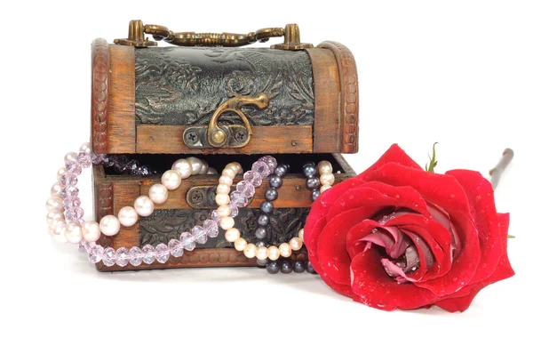 Treasure chest with jewelry — Stock Photo, Image