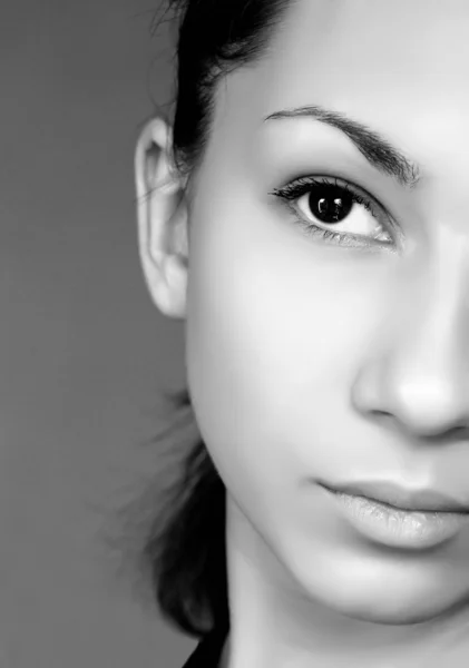 Halve gezicht portret van mooie brunette meisje — Stockfoto