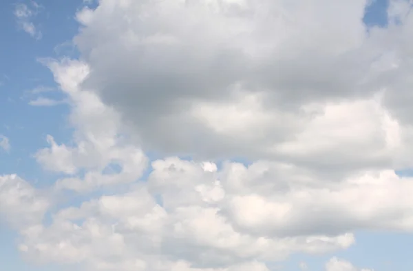 Голубое небо и различные облака — стоковое фото