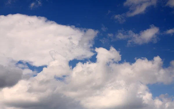 En djupt blå himmel med vita moln — Stockfoto