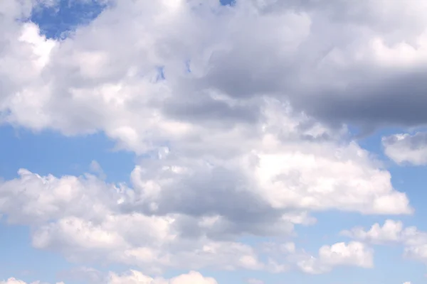 Blå himmel fylld med en ljusa vita moln — Stockfoto