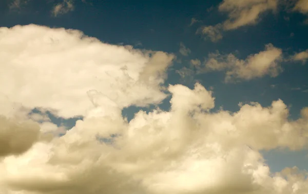 На фоне облачного голубого неба — стоковое фото