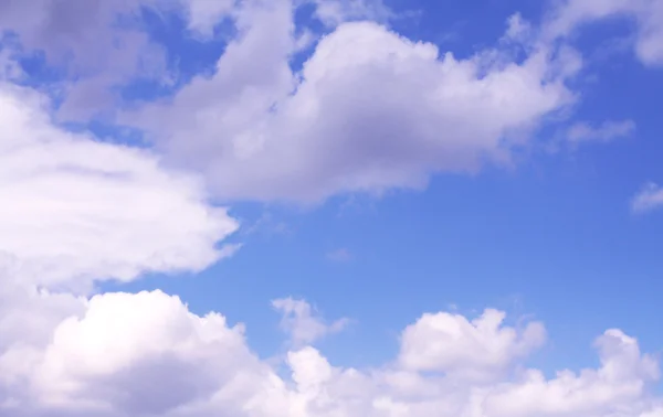 Глубокое голубое небо с пушистыми белыми облаками — стоковое фото