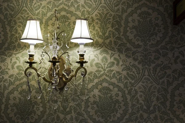 緑の模造された壁紙に対してヴィンテージ ランプ — ストック写真