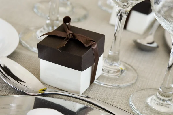 Kis Doboz Egy Esküvői Asztal — Stock Fotó