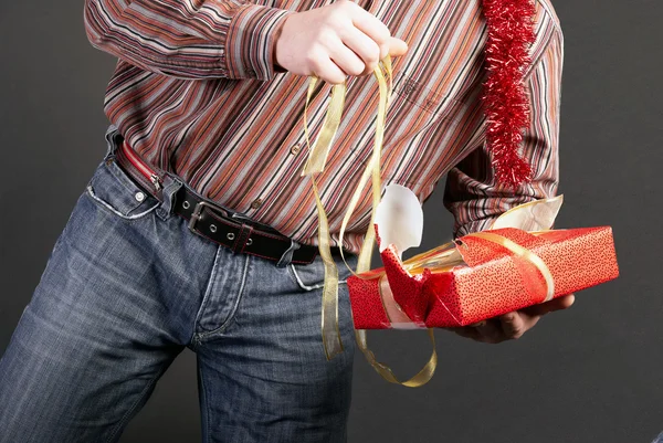 A man gets on the hip a gift — Stock Photo, Image