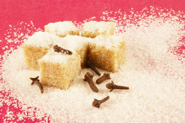 Cukor és fűszeresség, piros háttéren — Stock Fotó