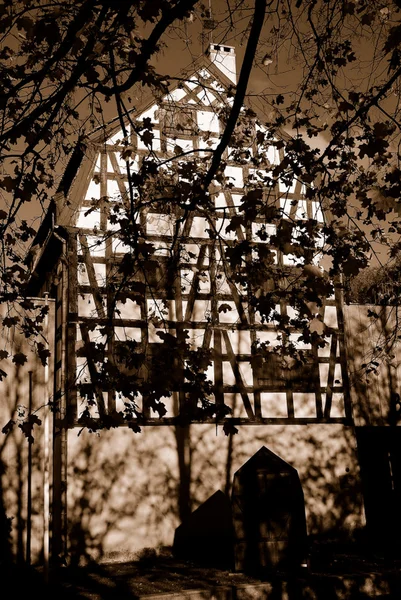 Antigua casa con persiana abierta —  Fotos de Stock