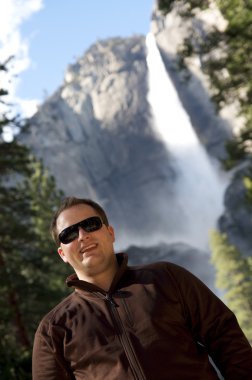 Açık genç adamın önünde yosemite falls