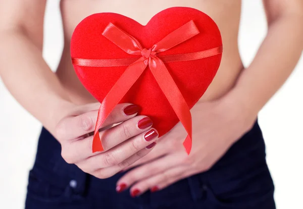 Sadece Pantolon Giyen Bir Sevgililer Günü Kalp Tutan Bir Kadın — Stok fotoğraf