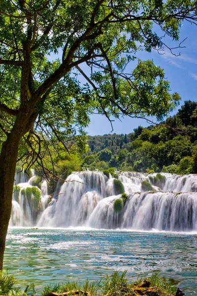 克尔卡国家公园在克罗地亚的瀑布景观 — 图库照片