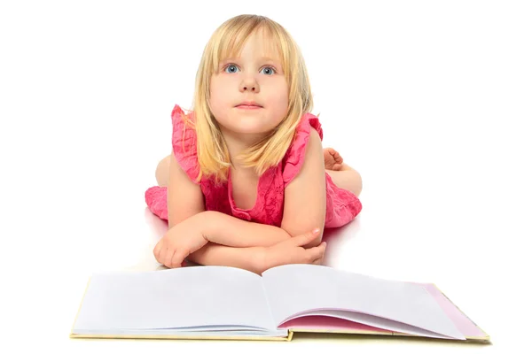 Счастливая маленькая девочка читает книгу — стоковое фото